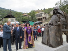 Գոշ գյուղում տեղի ունեցավ միջնադարի հանճարեղ մտածող, օրենսդիր ու առակագիր Մխիթար Գոշի բրոնզաձույլ արձանի հանդիսավոր բացումը