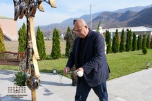 Հարգանքի տուրք են 44-օրյա պատերազմում զոհված զինծառայողների հիշատակը հավերժացնող հուշապատի մոտ