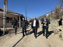 Տավուշի մարզպետ Հայկ Ղալումյանը, Իջևան համայնքի ղեկավար Արթուր Ճաղարյանի ուղեկցությամբ, աշխատանքային այցով  Լուսահովիտ բնակավայրում էր։