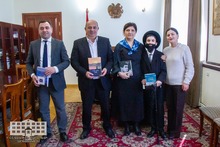 Տավուշի մարզպետի աշխատակազմ էին այցելել Իջևանի թիվ 5 հիմնական դպրոցի տնօրեն Ն. Պողոսյանը, ուսուցչուհի Ս. Ղուշչյանը և պոեզիայի 4-րդ համահայկական մրցույթ-փառատոնի հաղթողներից Լևոն Մանվելյանը Տավուշի մարզպետի աշխատակազմ էին այցելել Իջևանի թիվ 5 հիմնական դպրոցի տնօրեն Ն. Պողոսյանը, ուսուցչուհի Ս. Ղուշչյանը և պոեզիայի 4-րդ համահայկական մրցույթ-փառատոնի հաղթողներից Լևոն Մանվելյանը