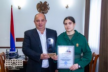 ՀՀ Տավուշի մարզպետ Հայկ Ղալումյանը շնորհակալագրով և հուշանվերով պարգևատրեց Մոնթե Մելքոնյանի անվան ռազմամարզական վարժարանի սան Մարգարիտ Հովսեփյանին