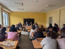  Տավուշի մարզպետ Հայկ Ղալումյանն աշխատանքային այցով եղավ Իջևանի թիվ 4 հիմնական դպրոցում, որտեղ ընթանում են վերանորոգման աշխատանքներ՝ &laquo;300 դպրոց, 500 մանկապարտեզ&raquo; պետական ծրագրի շրջանակներում