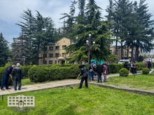 Տավուշի մարզպետի աշխատակազմի աշխատակիցները, մարզային շաբաթօրյակի շրջանակում, իրականացրել են մաքրման և բարեկարգման աշխատանքներ մարզպետի աշխատակազմին հարակից այգու տարածքում